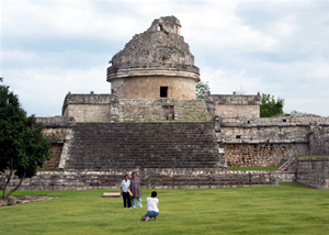 Единственное здание с круглыми формами во всем городе - древняя Обсерватория Майя.